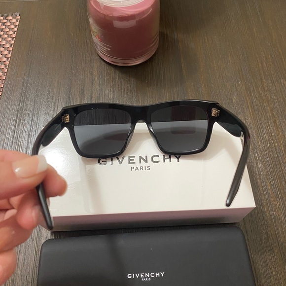 GIVENCHY Sun Glasses. - Picture 6 of 9